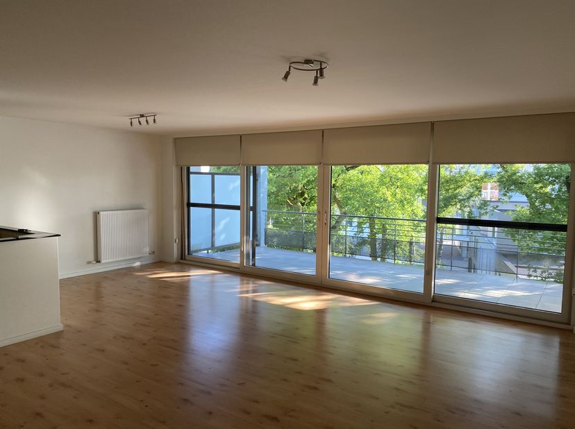 Mooi appartement op de 2e verdieping vlak op de rand van het centrum van Genk op de vernieuwde Evence Coppéelaan.&lt;br /&gt;
Vlotte verbinding E314 - Centr