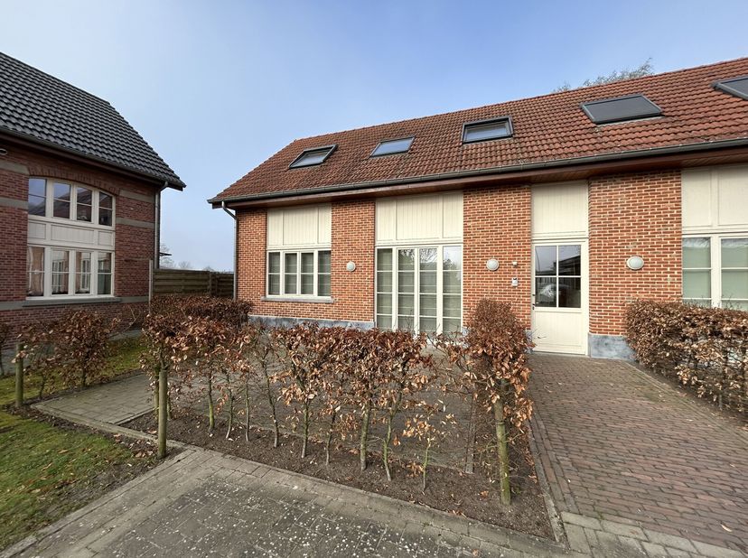 Deze mooie, landelijke halfopen woning is op zoek naar een nieuwe bewoner. Ben jij op zoek naar een woning in een kleinschalige residentie?&lt;br /&gt;
Lees