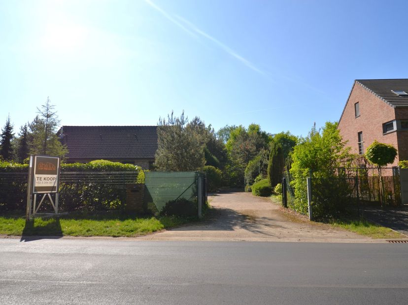 Te renoveren woning op een mooi perceel van 2.785 m² gelegen op een zeer centrale ligging.&lt;br /&gt;
Deze woning ligt op 3 minuten van het centrum van Nij
