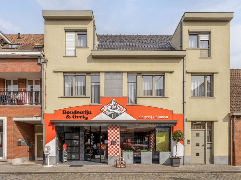 Boucherie (205 m²) à vendre avec maison (202 m²) et studio/entrepôt (257 m²) à Ruddervoorde. Cette propriété dispose d&#039;un emplacement commercial, d&#039;un