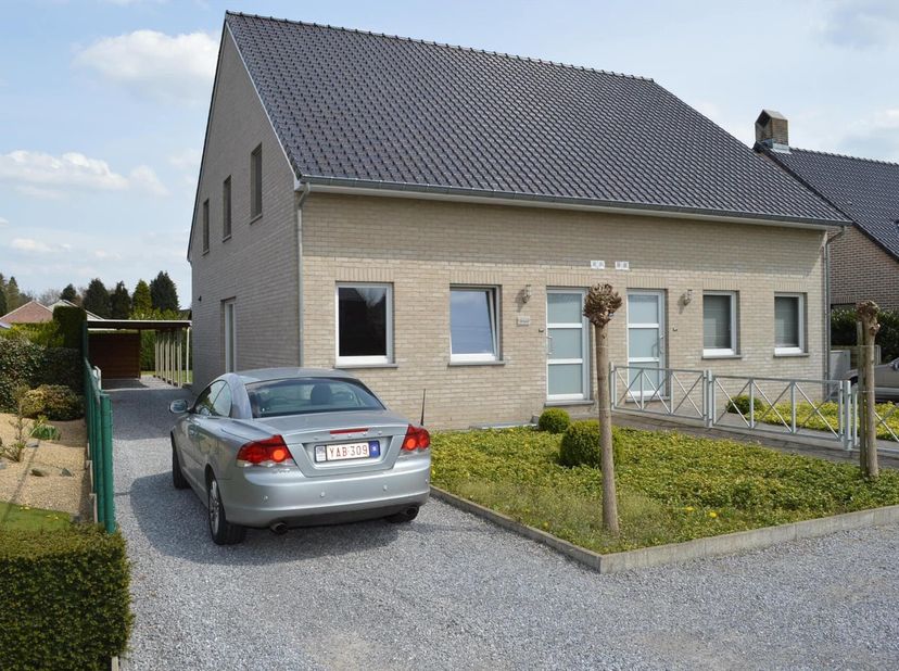 Recente woning met drie slaapkamers, terras, tuintje en carport.&lt;br /&gt;
Indeling : inkomhall, apart toilet, ruime woonkamer, keuken (keukenmeubel voorz