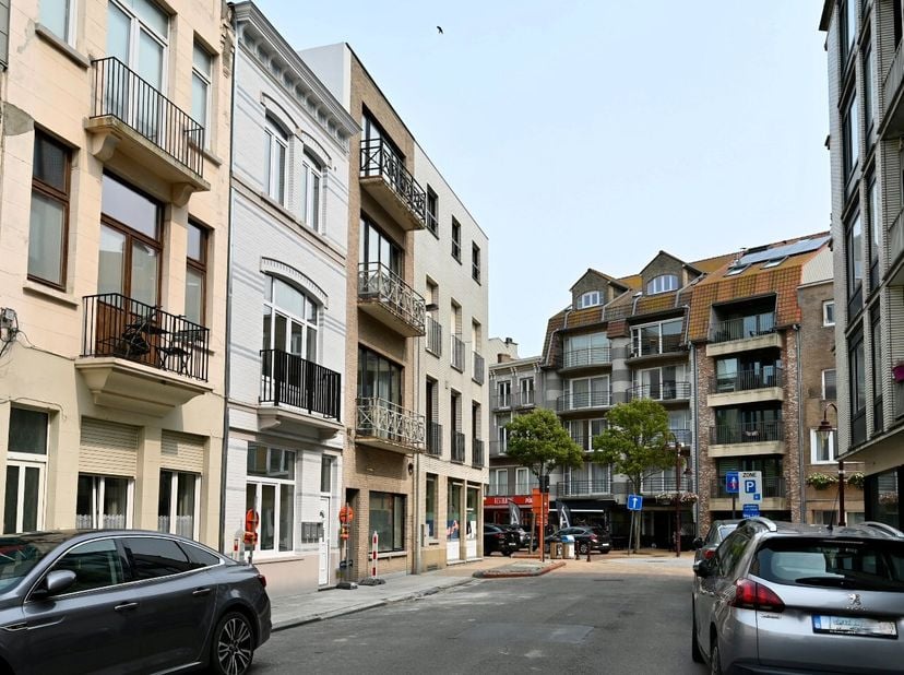 Op zucht van strand, zee, winkels en openbaar vervoer, vindt u dit volledig gerenoveerde appartement terug. Deze is gelegen op de benedenverdieping va