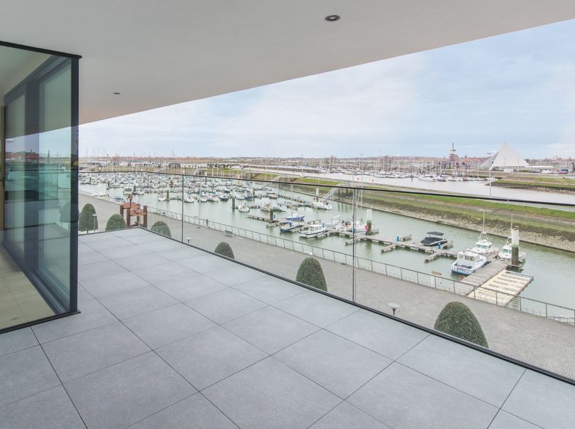 Residentie Boardwalk is met zijn strakke architectuur en robuuste uitstraling een uniek pareltje aan de jachthaven. Op slechts 10 minuten wandelen van