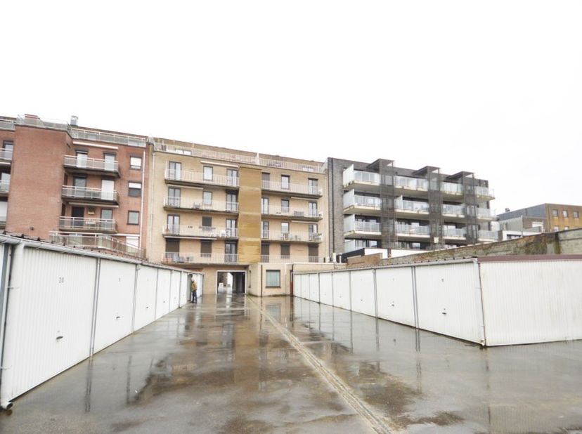 Garage à vendre
                    à 9800 Deinze
