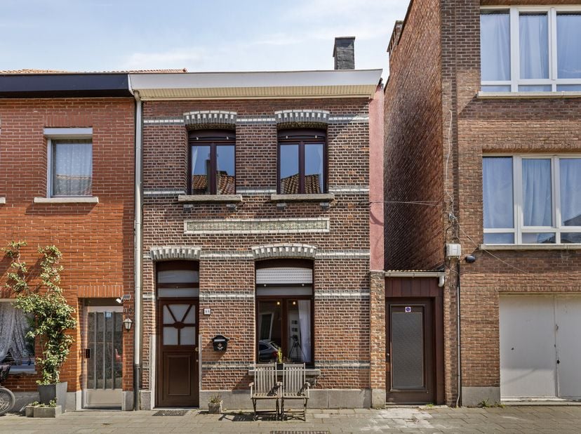 Indeling:&lt;br /&gt;
Gelijkvloers:&lt;br /&gt;
- inkomhal&lt;br /&gt;
- woonkamer die opgedeeld is in 2 ruimtes&lt;br /&gt;
- volledig geïnstalleerde keuken (21,70m²)&lt;br /&gt;