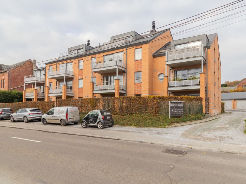 BIERGES - Mooi gelijkvloers appartement met terras, uitstekend gelegen vlakbij invalswegen , openbaar vervoer en winkels. Het appartement wordt moment