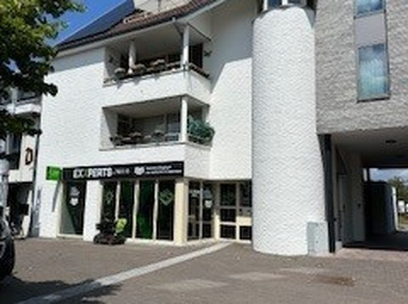 Gelegen op een absolute toplocatie in het hart van Pelt, bieden wij dit ruime en lichtrijke appartement te huur aan op de 3e verdieping. Met zicht op