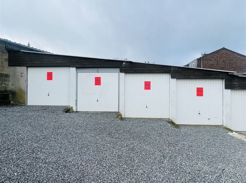 Dans un ensemble de 50 garages accessible par deux rues: la rue de l&#039;Enseignement et la rue des Heids, quatre box garages dont deux sont communicants.