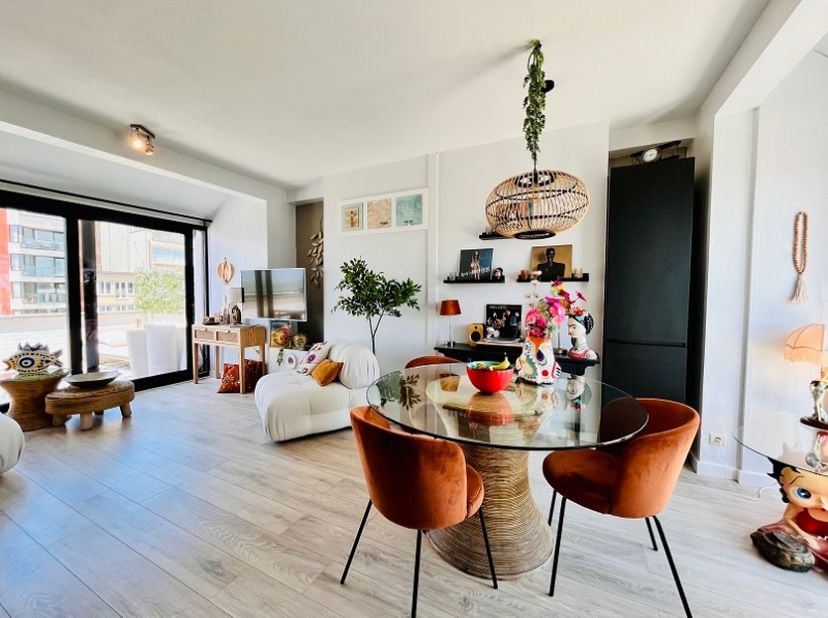 Gelegen op een centrale toplocatie op 50m van de Zeedijk van Wenduine vindt u deze volledig gerenoveerde penthouse met een panoramisch uitzicht over d