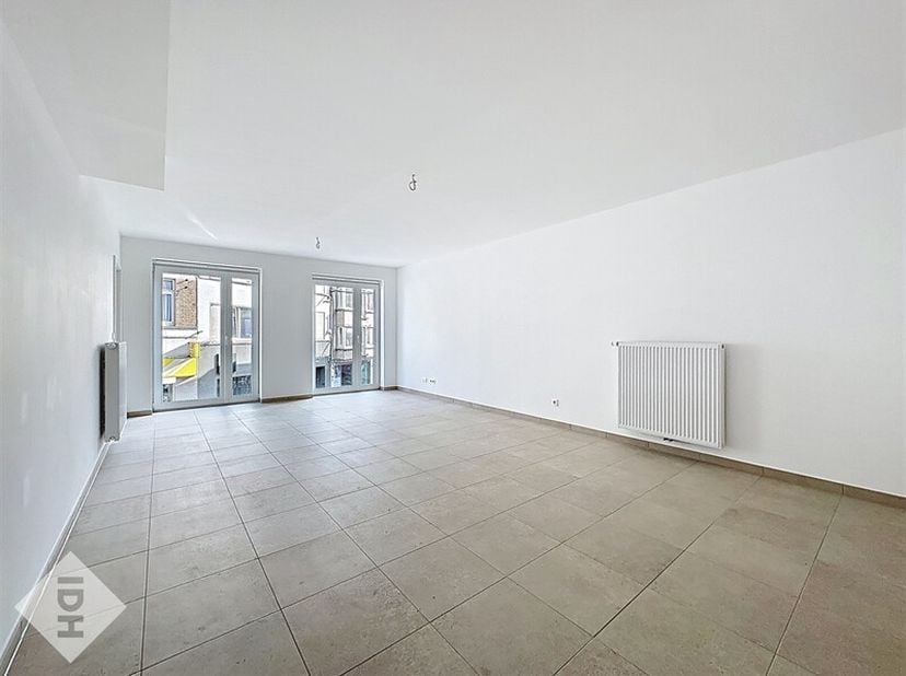 Au centre de Mouscron, découvrez cet appartement neuf, au premier étage avec ascenseur, composé comme suit : &lt;br /&gt;
Hall d&#039;entrée avec WC séparé ;&lt;br