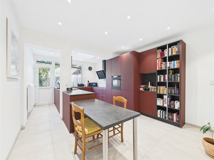 Découvrez cette maison de 2 chambres sur Antoing. Elle se compose d&#039;un hall d&#039;entrée, d&#039;une salle de bain avec douche et WC. une cuisine entièrement é