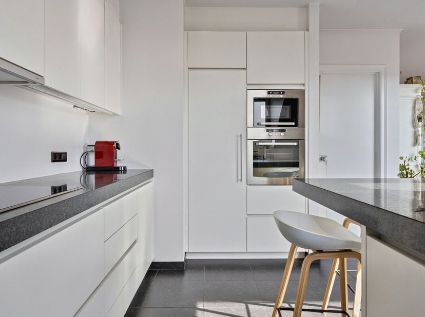 Ce charmant appartement en duplex de deux chambres bénéficie d&#039;un emplacement privilégié, à quelques minutes à pied de la gare. Il est prêt à emménage