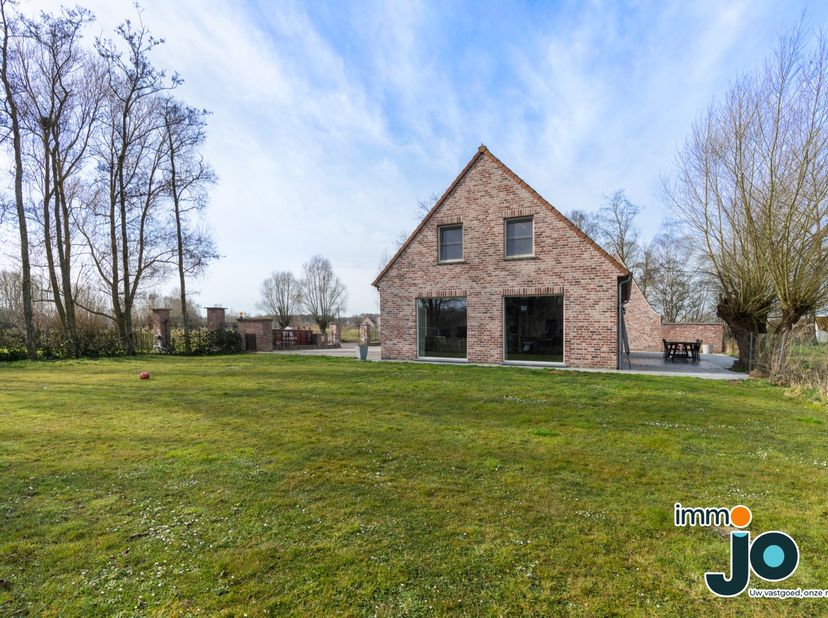 Deze jonge villa bevindt zich op een uitzonderlijk rustige locatie in Zedelgem, op slechts een boogscheut van Brugge. Gelegen tussen de uitgestrekte v