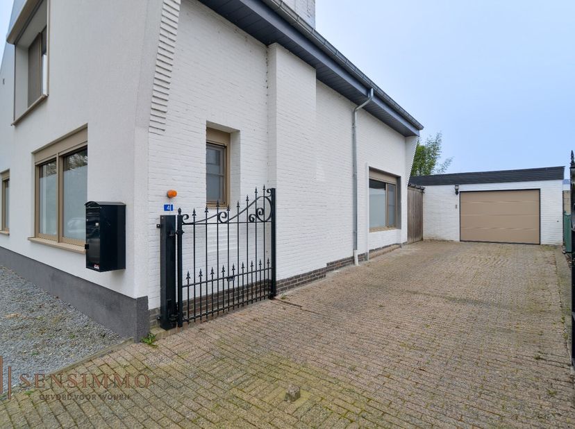 Welkom in het landelijke Eigenbilzen, waar wij u deze ruime en comfortabele vrijstaande gezinswoning aanbieden. Deze recent vernieuwde woning combinee