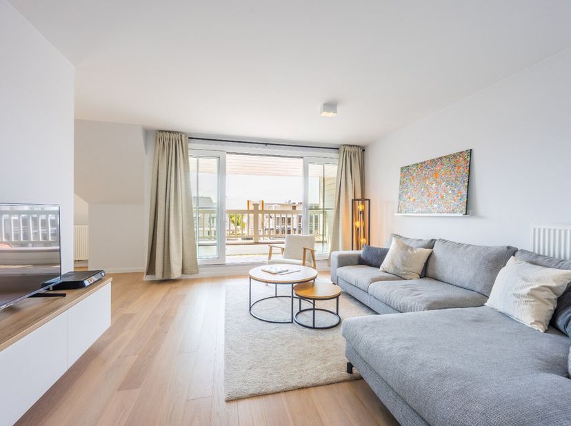 Ontdek deze prachtige en zuidgerichte duplex, gelegen op een toplocatie aan de Albert I laan en de jachthaven van Nieuwpoort. Met 2 slaapkamers, 2 bad