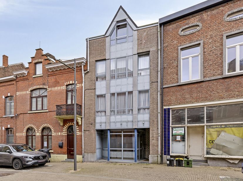Cet immeuble de rendement de 1991 est situé dans le centre commercial de Hoegaarden. Composé d&#039;un bureau au rez-de-chaussée (anciennement un bureau de