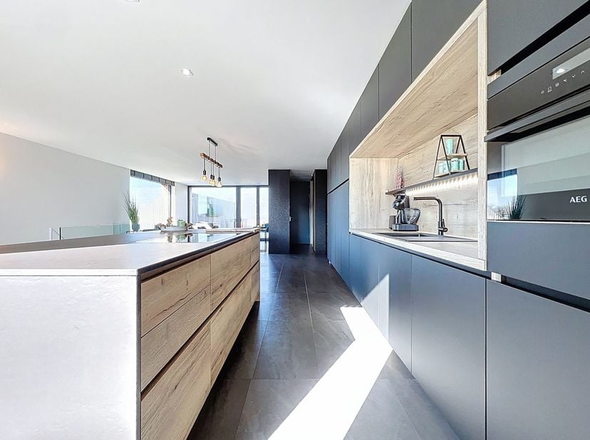 Cette maison prête à être emménagée et presque neutre sur le plan énergétique combine une architecture moderne et élégante avec un confort de vie opti