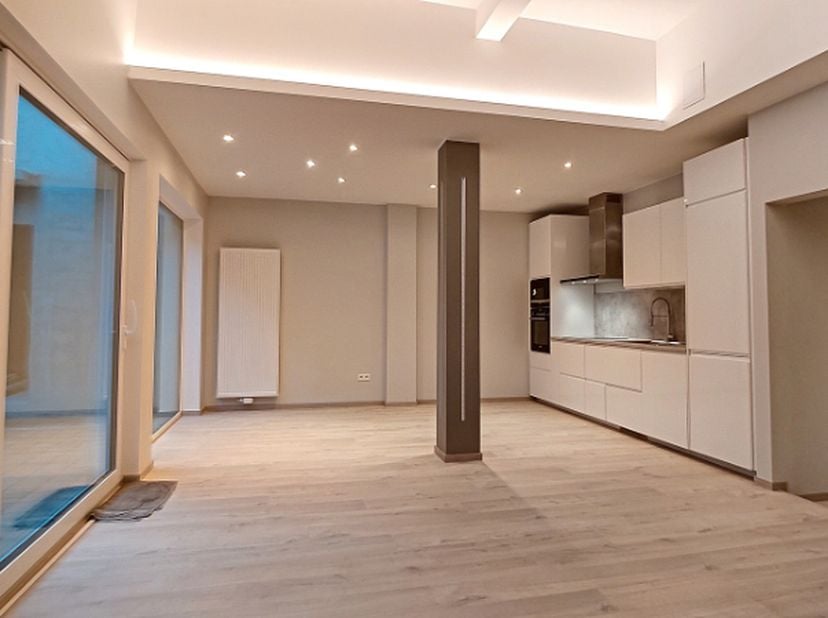Op een boogscheut van het station van Blankenberge bevindt zich dit volledig gerenoveerd appartement.  Er is duidelijk voor kwalitatieve materialen ge