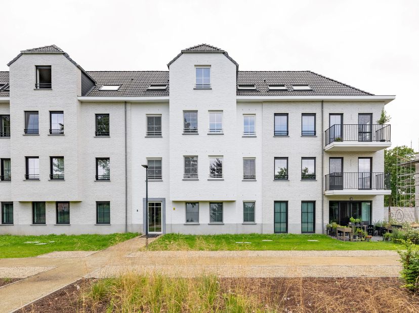 Ontdek dit prachtige appartement gelegen te Domein Ullens. Het appartement werd in 2023 opgeleverd en werd met de nieuwste technieken en hoogwaardige