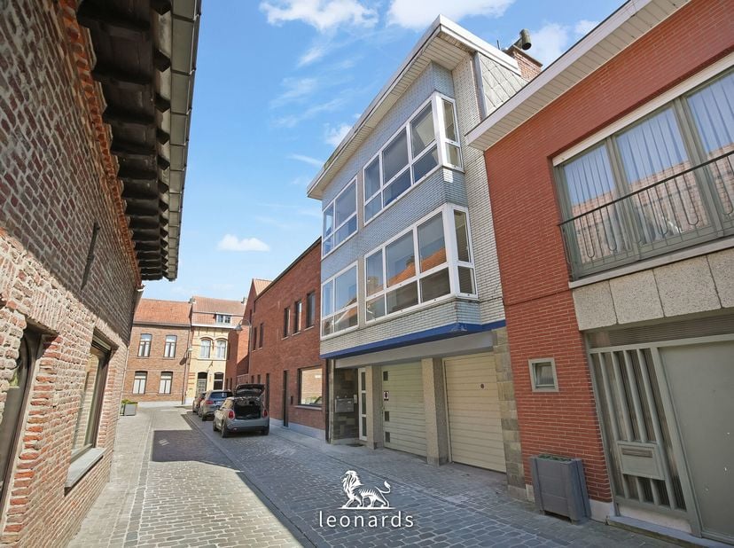 In de rustige Donkersstraat 14 te Wervik bevindt zich dit charmante appartementsgebouw dat bestaat uit twee volwaardige wooneenheden. Gelegen in een a