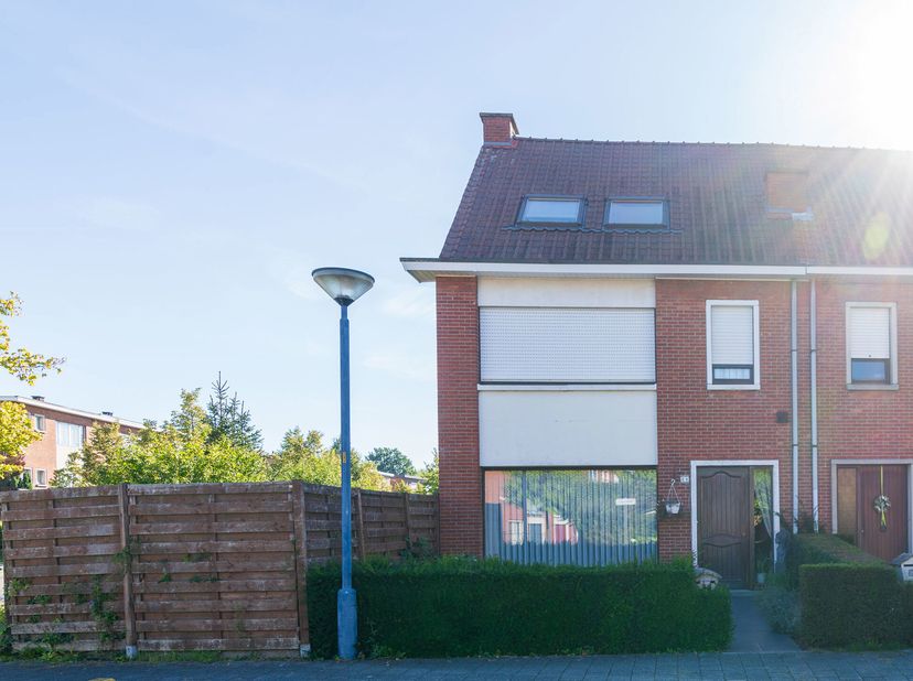 In een kindvriendelijke buurt, vlakbij het Altenapark, vinden we deze deze te moderniseren gezinswoning met 2 garageboxen.&lt;br /&gt;
Via de voortuin komen
