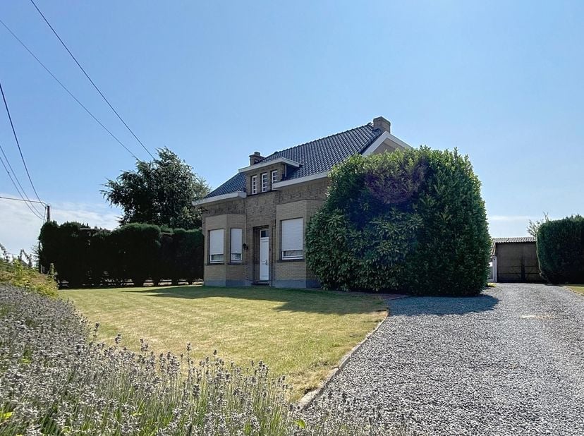 Terrain parcellaire avec maison individuelle et dépendances, opp 4915m². Permis de lotir obtenu pour trois lots à aménager (voir annexes). Situation c