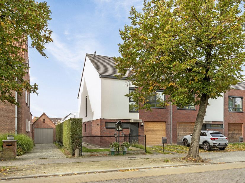 Recente instapklare woning HOB (bouwjaar 2018) gelegen in een gegeerde buurt, namelijk de Vredelaan te Kortrijk. Bestaande uit hal met apart toilet, b
