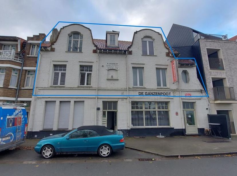 Dit vernieuwde duplexappartement is gelegen aan de Veurnesluis in Nieuwpoort-stad.Indeling appartement: * inkom * toilet * 2 keukens * woonkamer * 2 b