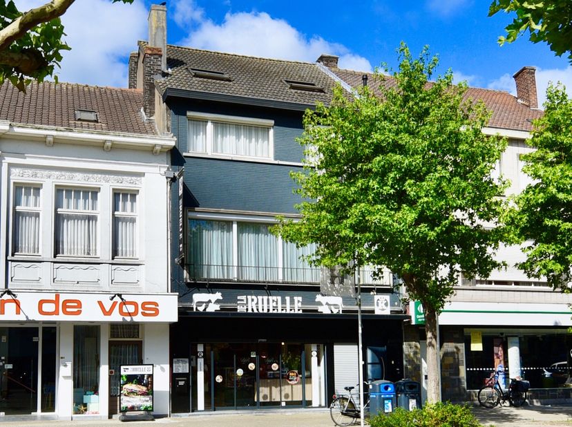 Ervaar het summum van verfijnd wonen in deze volumineuze, prachtige triplex die door zijn centrale ligging op de markt van Zelzate een unicum is! &lt;br