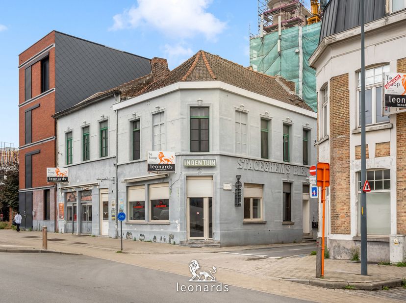 Karaktervol hoekpand met rijke geschiedenis en sterk investeringspotentieelAchter de gevel van dit straatbepalende hoekpand gaat een lange geschiedeni