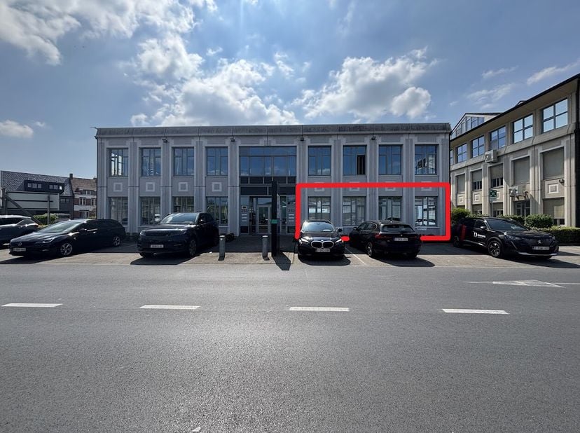 Kantoorruimte van ca. 115 m² te huur met uitstekende ligging nabij de Ring Kortrijk.&lt;br /&gt;
Dit instapklaar kantoor van ca. 115 m² is strategisch geleg