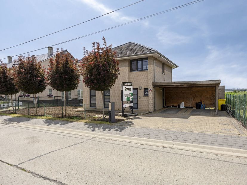 Instapklare woning uit 2003 met een bewoonbare oppervlakte van 150 m², 3 slaapkamers, een aangename tuin, voldoende parkeergelegenheid en een adembene