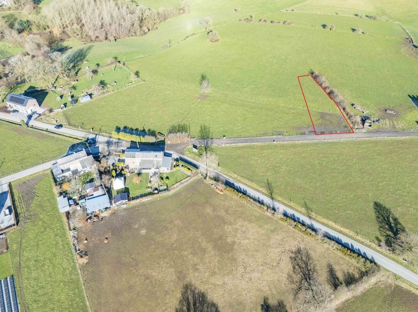 ERA B-LUX biedt u met plezier deze bouwgrond aan, gelegen in Bende, een deelgemeente van Durbuy.Dit perceel van 1.030 m² is geschikt voor een halfopen