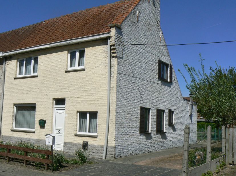 Si vous recherchez une maison jumelée située au calme au cœur d&#039;Ypres, vous êtes au bon endroit.&lt;br /&gt;
Il s&#039;agit d&#039;un projet de rénovation situé dans