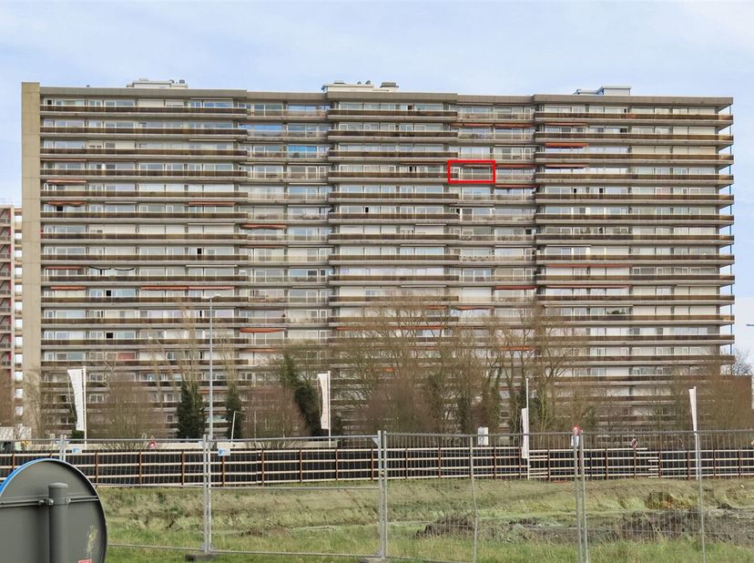 Ligging : Gelegen in de Elektriciteitstraat, in de nabijheid van verschillende supermarkten en de oprit E19 Mechelen Noord. Het centrum is op wandelaf