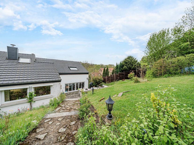 EasyHome stelt deze charmante gerenoveerde woning voor, gelegen in een rustige en groene omgeving. 2 ruime slaapkamers (met mogelijkheid tot een 3e) 2