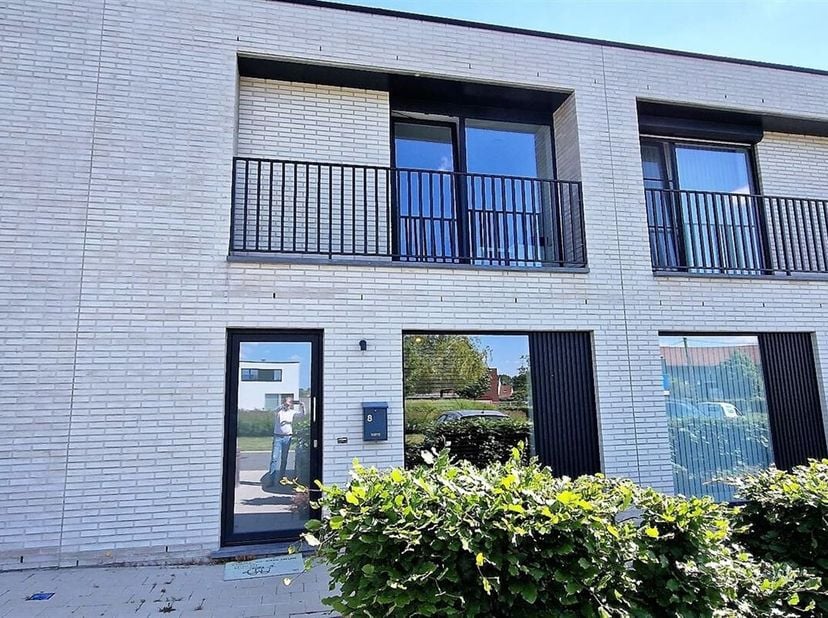 Instapklare nieuwbouwwoning. Inkom met gastentoilet. De leef- en eetruimte met open keuken en een berging. Op het verdiep hebben we 3 slaapkamers, een
