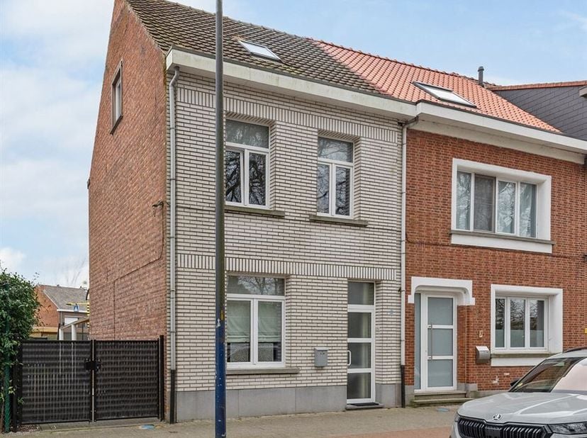 Gerenoveerde Half-open ééngezinswoning met 3 tot 4 slaapkamers, aangelegde tuin en 4 autostaanplaatsen op toplocatie te Kontich!&lt;br /&gt;
Indeling: Inkom