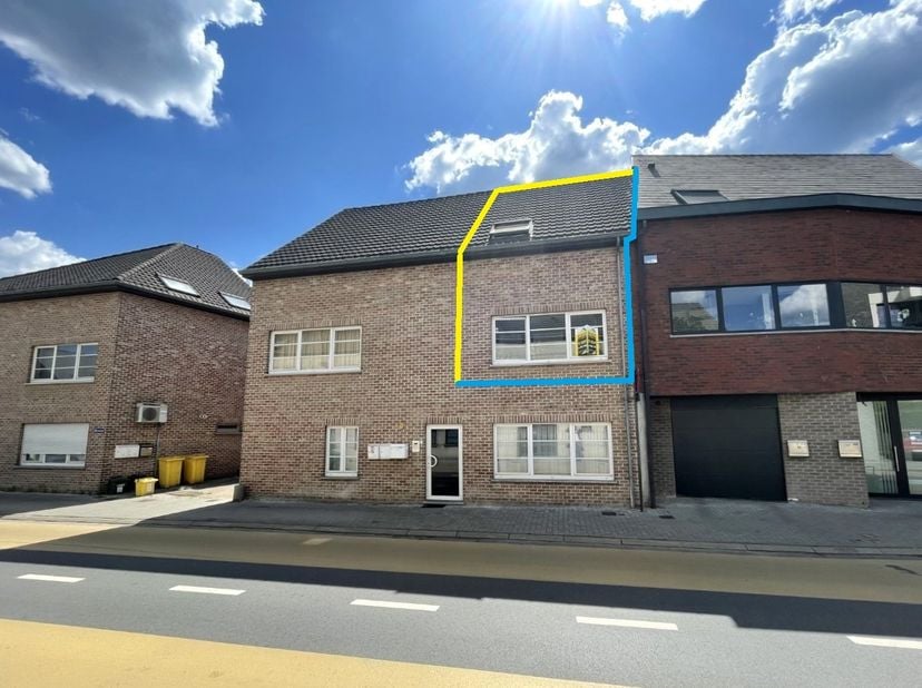 Op een boogscheut van de E314, vlakbij de Aarschotsesteenweg, Delhaize, school, etc. treft men dit instapklaar duplex-appartement met 2 slaapkamers.&lt;b