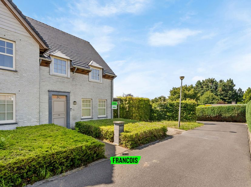 In het rustige en charmante Bellegem vind je deze instapklare en goed onderhouden gezinswoning, gebouwd in 2011. De woning combineert hedendaags comfo