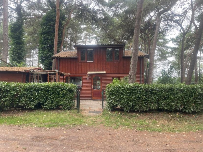 Deze prachtige vakantiewoning is gelegen op het Parelstrand te Lommel.&lt;br /&gt;
De woning heeft een ruime leefkamer, open keuken, badkamer en slaapkamer