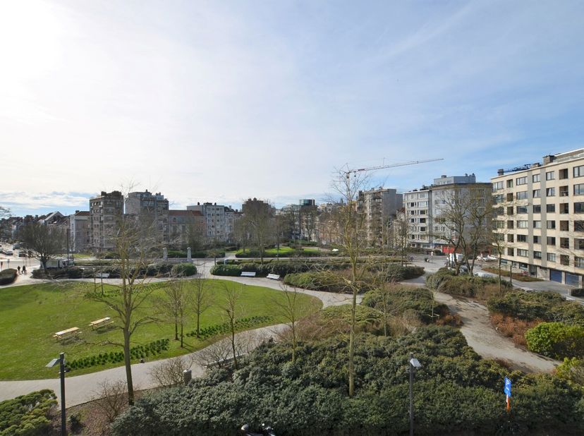 Zeer mooi onderhouden instapklaar 2-slaapkamer appartement op de 2de verdieping met prachtig open zicht op Prinses Stefanieplein. Topligging !!&lt;br /&gt;