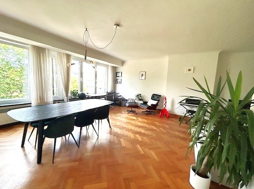 Dit appartement is gelegen in centrum Hasselt langs de kleine ring, op het Leopoldplein, op de derde verdieping.&lt;br /&gt;
Het instapklare appartement hee
