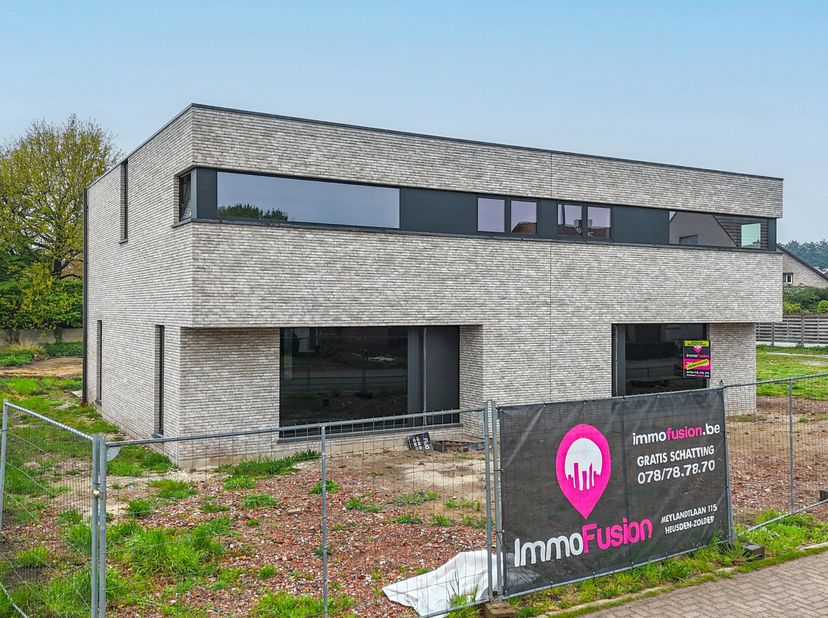 !Laatste woning!&lt;br /&gt;
Stap binnen in deze ruime en lichtrijke nieuwbouw casco woning, gelegen in de Schootstraat 139 te Heusden-Zolder. Deze woning b