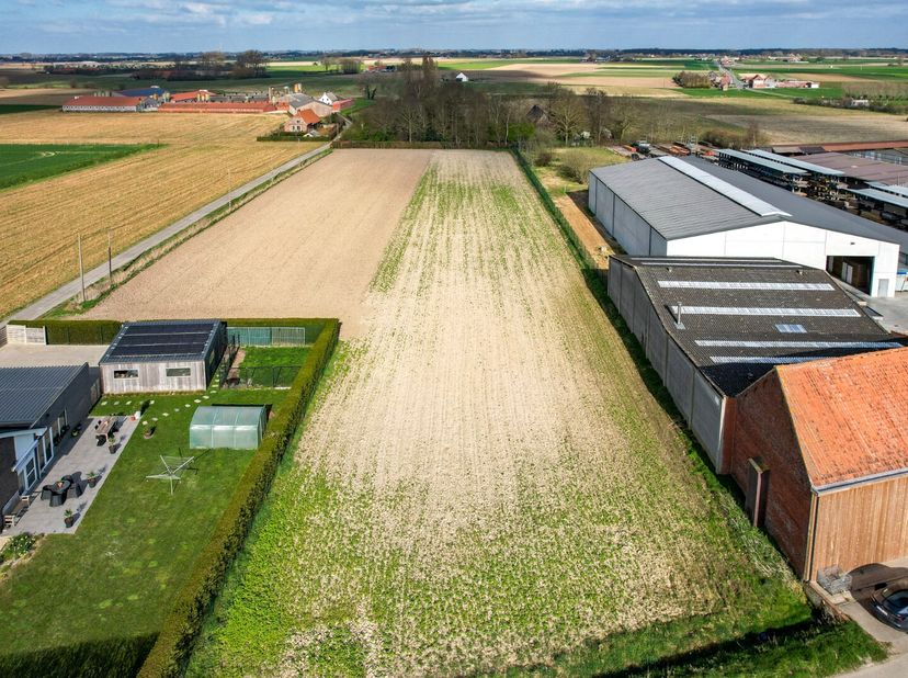 Op zoek naar een ruim en veelzijdig perceel? Deze bouwgrond van 1243 m² in het charmante Proven biedt een uitstekende kans om jouw droomwoning te real