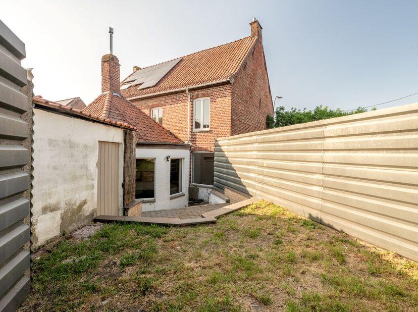 Deze woning (in Meulebeke maar door de fusie nu Tielt) is beschikbaar vanaf 1 juli 2025 en wordt verhuurd met een jaarcontract. Een bezoek aan de eige