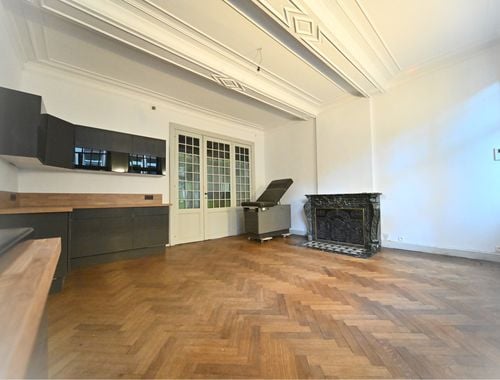                                         Bâtiment commercial à louer à Ath, € 900

