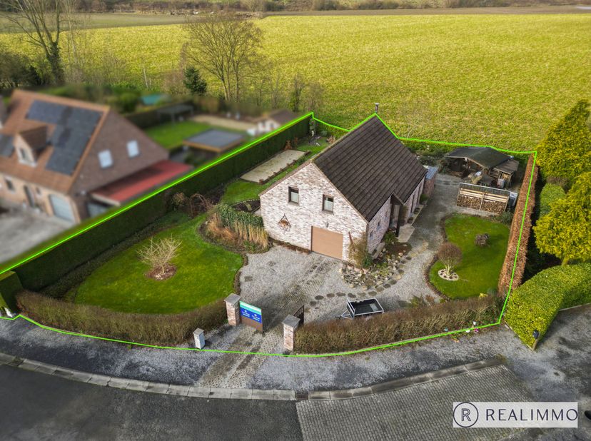 Cette charmante villa bien entretenue est située dans un clos résidentiel et familial à Néchin. La propriété s’étend sur une belle parcelle de 927 m²