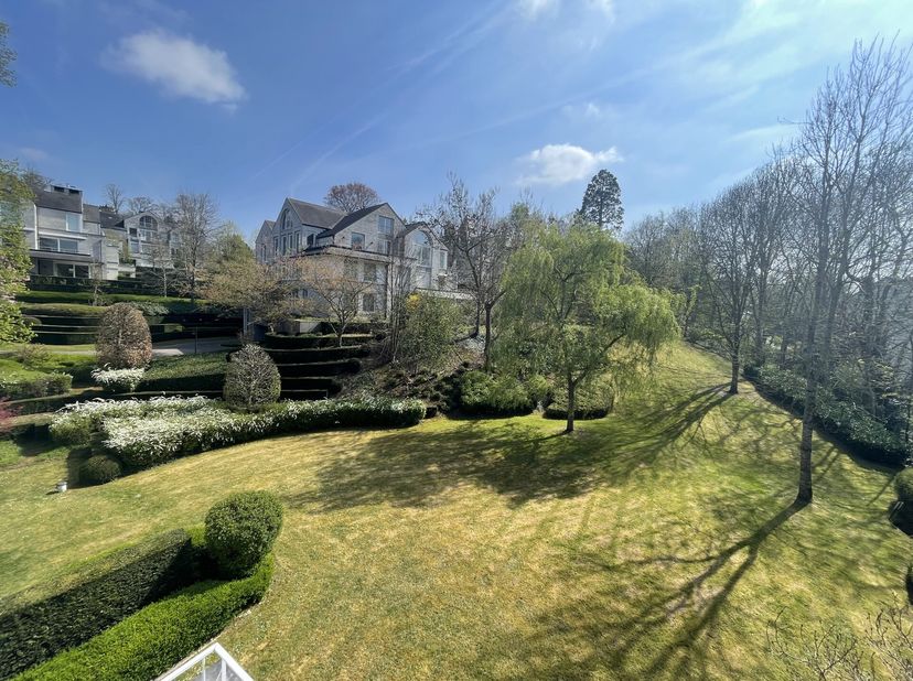 WATERMAEL-BOITSFORT, Dans un joli domaine fort boisé à proximité du Boulevard du Souverain. Bel APPARTEMENT en duplex (3ch/2sdb) de 190 m² avec terras