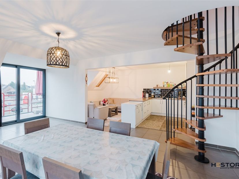 Ontdek deze prachtige instapklare duplex in een rustige en geliefde buurt. Dit ruime appartement combineert comfort, ruimte en lichtinval, en biedt al